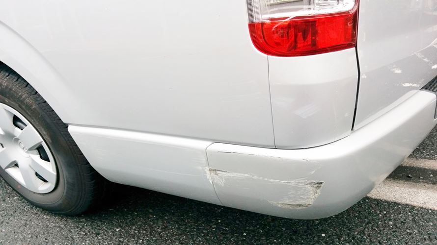 車のごく浅い傷や小さな穴なら自分で消すと安い！部位別に修理・補修する方法をご紹介
