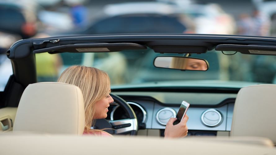 車で音楽を聴くときのおすすめ方法4選！スマホや携帯プレーヤーの音楽を車で聴くには？