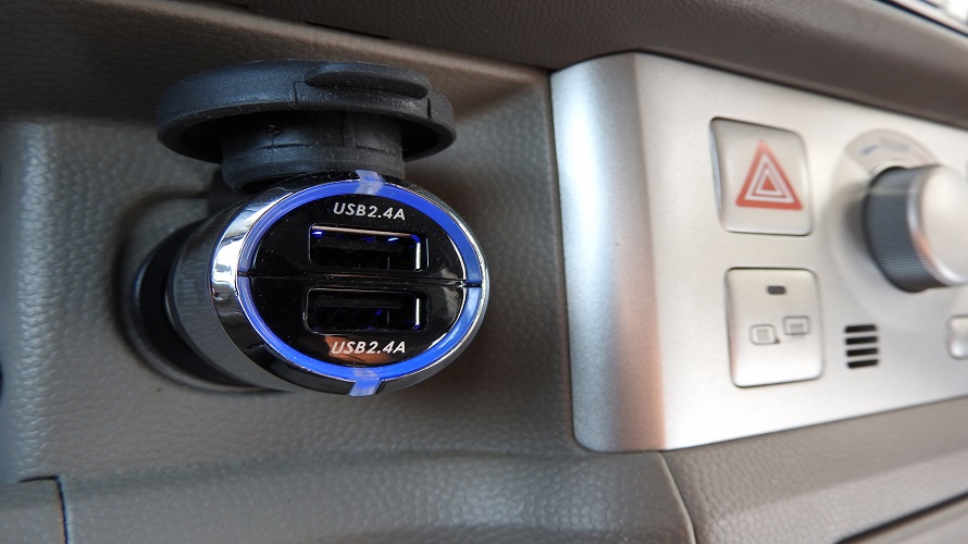車のUSB充電器はドライブの必需品？知っておきたい選び方とオススメUSB充電器3選！